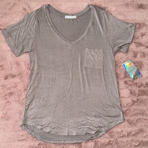 Tresics luxe super soft v-neck tee NWT